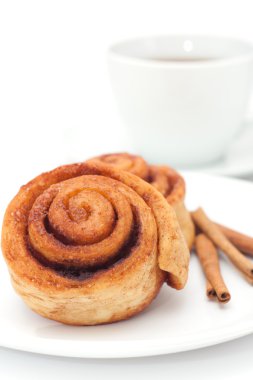 bir plaka üzerinde rulo tarçın