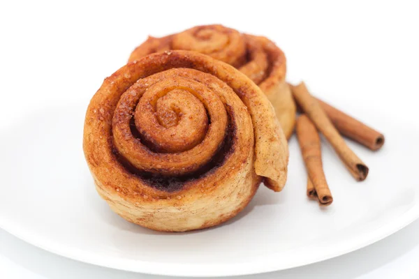 Rollos de canela en un plato —  Fotos de Stock