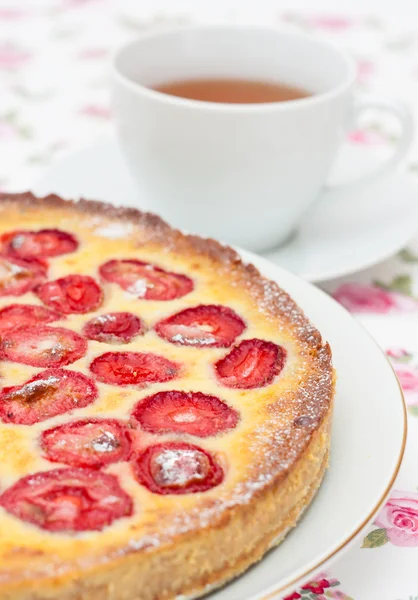 Tarte au chocolat blanc et aux fraises — Photo