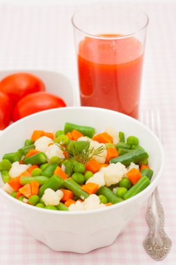 heerlijke groenten in witte plaat met tomatensap