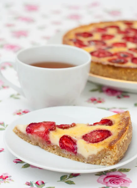 Een stuk van de taart met witte chocolade en aardbeien — Stockfoto