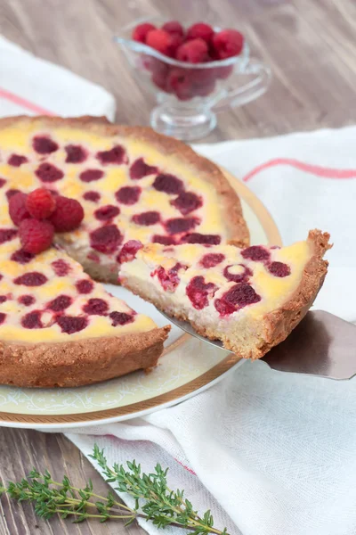 Fruit tart with raspberry and white chocolate — Stock Photo, Image