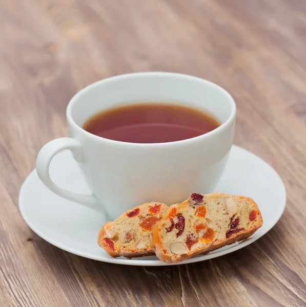 Cup of tea with biscotti — Stock Photo, Image
