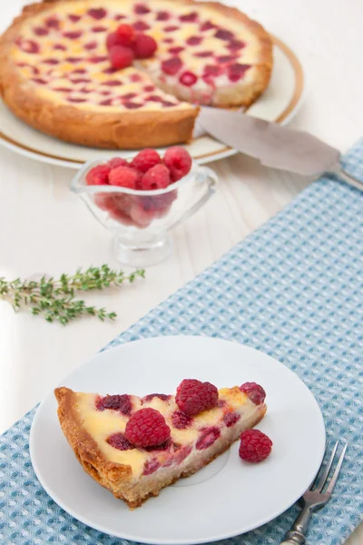 Torta de frutas com framboesa e chocolate branco — Fotografia de Stock