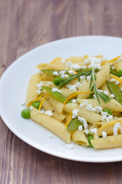 Läcker vegetarisk pasta, trä bakgrund — Stockfoto