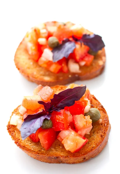 Bruschetta met tomaten en uien — Stockfoto