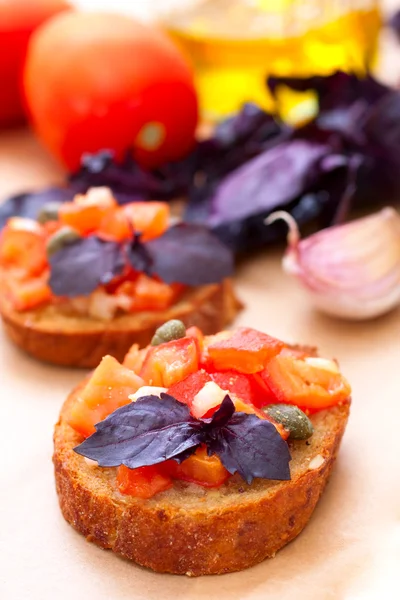 Italiaanse bruscetta met olijfolie, tomaten en basilicum — Stockfoto