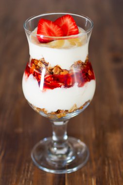 tatlı yoğurt ve granola