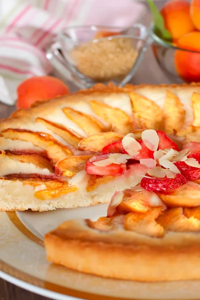 Apricot tart decorated with almond — Stock Photo, Image