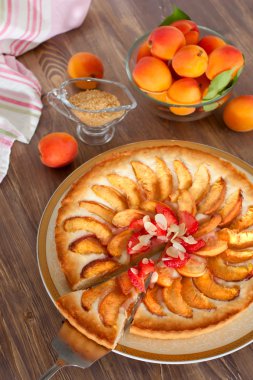 badem ile dekore edilmiş olan kayısı tart
