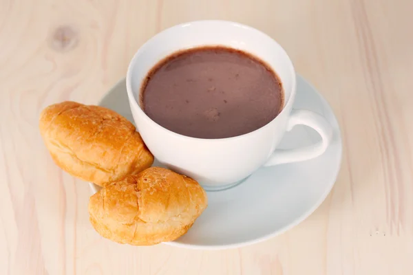 Chocolat chaud et deux croissants — Photo