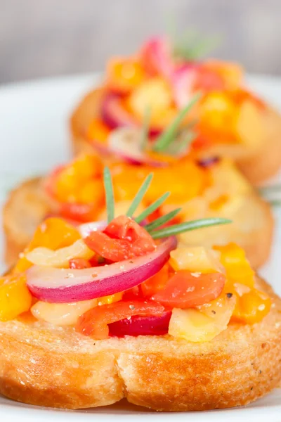 Bruschetta met verse tomaten en rode ui — Stockfoto