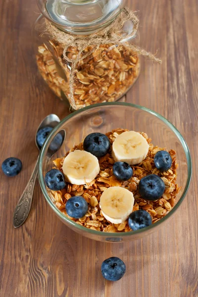 Café da manhã saudável com granola e frutas — Fotografia de Stock