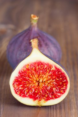 ahşap zemin üzerinde incir