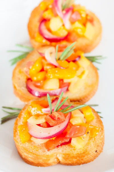 Bruschetta met verse tomaten en rode ui — Stockfoto