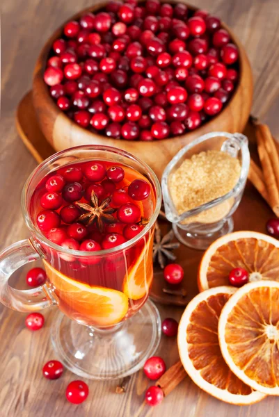 Vinho quente com cranberries e laranja — Fotografia de Stock