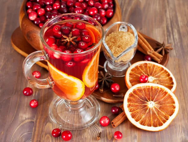 Hot mulled wine with cranberries and orange — Stock Photo, Image