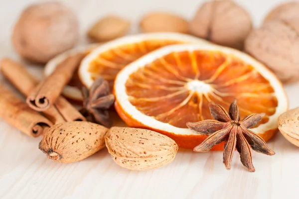 Fatias de laranja secas com canela e nozes — Fotografia de Stock