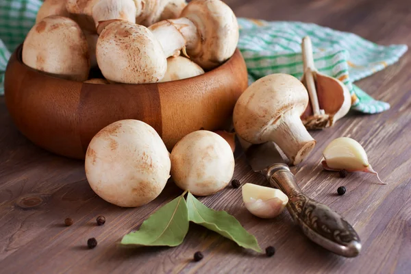 Cogumelos crus, alho, folha baia e pimenta. Preparados para cozinhar — Fotografia de Stock