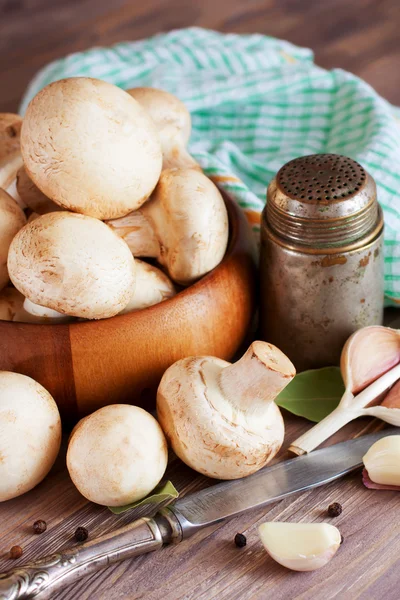 Cogumelos crus, alho, folha baia e pimenta. Preparados para cozinhar — Fotografia de Stock