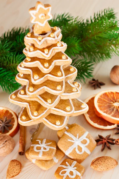 Gingerbread christmas tree.Gingerbread cookies stacked as christ — Stock Photo, Image