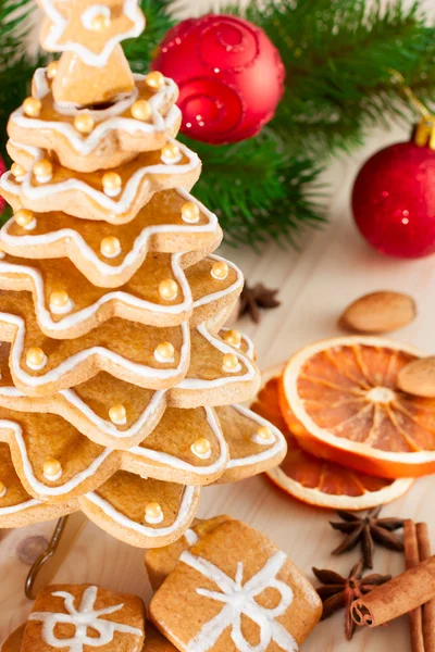 Gingerbread christmas tree.Gingerbread cookies stacked as christ — Stock Photo, Image