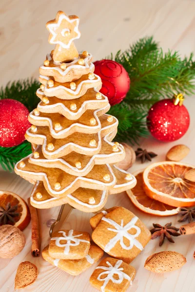 Gingerbread christmas tree.Gingerbread cookies stacked as christ — Stock Photo, Image