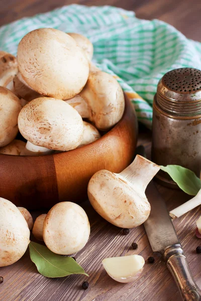 Rohe Champignons, Knoblauch, Lorbeerblatt und Pfeffer. Zubereitet zum Kochen — Stockfoto