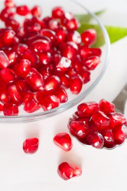 bir cam tabakta olgun nar taneleri.