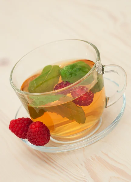 Herbal tea with mint and berry — Stock Photo, Image