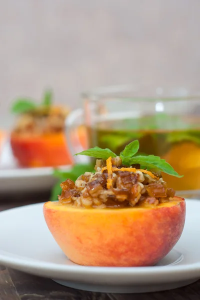 Postre de melocotón y taza de té — Foto de Stock