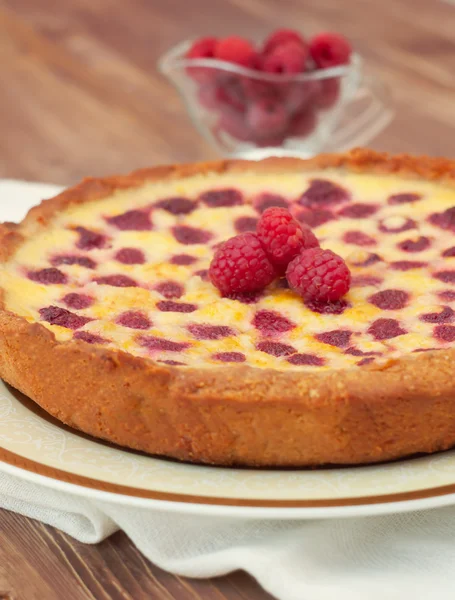 Tarte aux fruits avec framboise et chocolat blanc — Photo