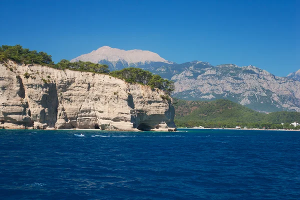 Middellandse Zee landschap weergave bergen kemer, Turkije — Stockfoto