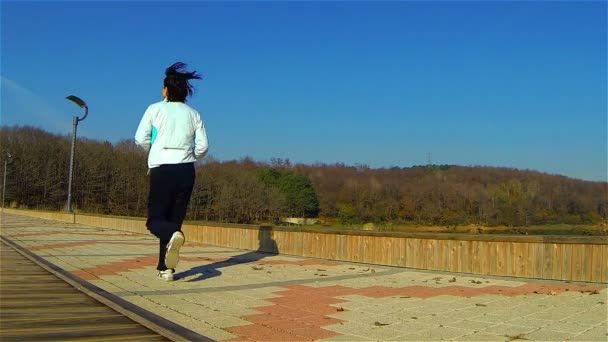 Женщина бежит — стоковое видео