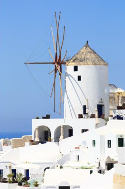 Santorini'de oia, köydeki yel değirmeni