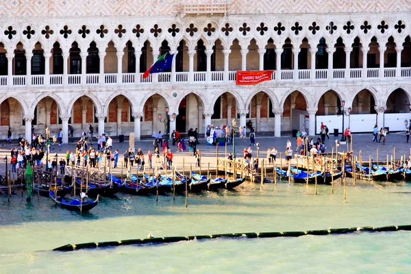 Gedrängter San Marco Platz in Venedig — Stockfoto