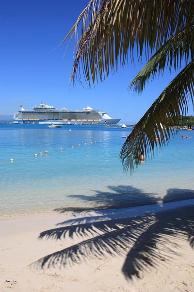 Bateau de croisière dans les Caraïbes — Photo