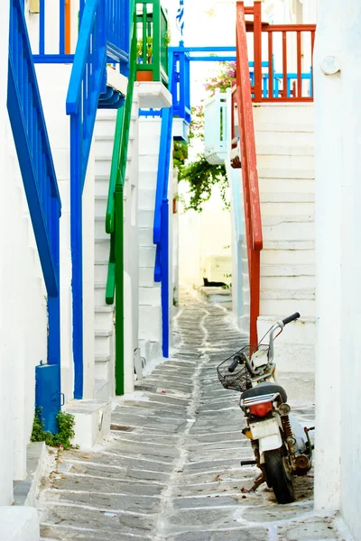 Narrow street in Mykonos — Stock Photo, Image