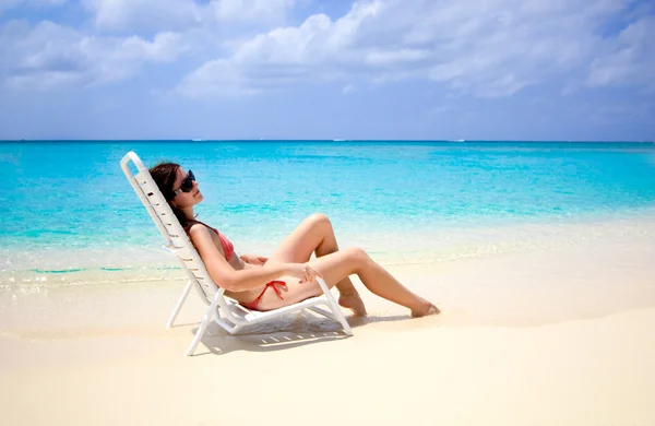 Jeune femme se relaxant sur une plage de 11 miles sur l'île de Grand Cayman — Photo