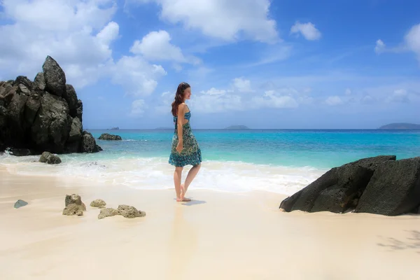 Fille sur une plage dans les Caraïbes — Photo