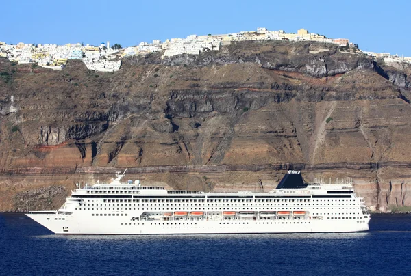 Cruiseschip in santorini — Stockfoto