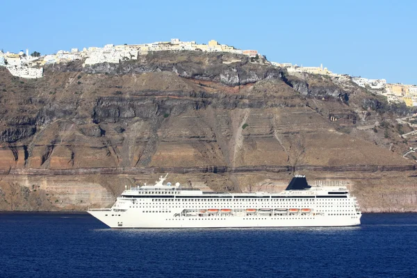 Cruiseschip in santorini — Stockfoto