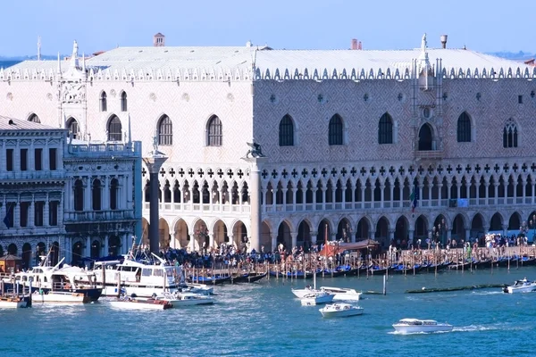 Doge's palace és Velence vízparti — Stock Fotó