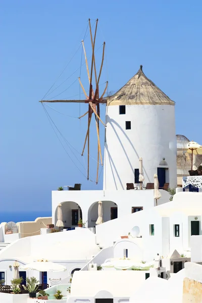 Windmill in village of Oia in Santorini — Stock Photo, Image