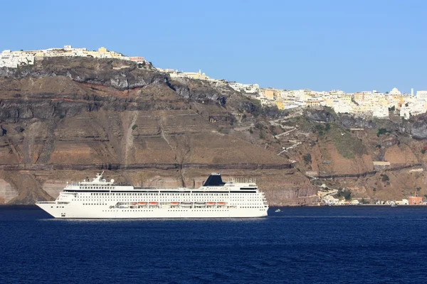 Navio de cruzeiro em Santorini — Fotografia de Stock