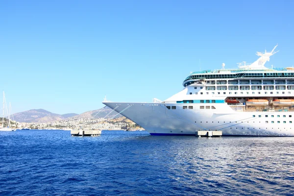 Navio de cruzeiro no Mediterrâneo — Fotografia de Stock