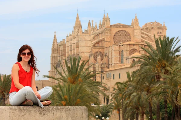 Tourist in front of La Seu cathedral in Palma — Stock Photo, Image