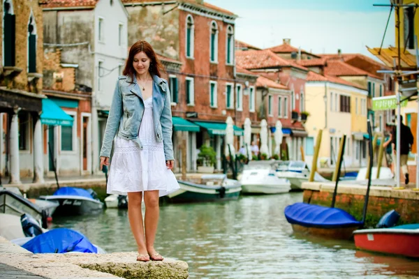 ヴェネツィアの素敵な内気な少女 — ストック写真