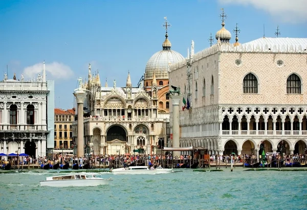 Dogenpalast und Venedigs Uferpromenade — Stockfoto