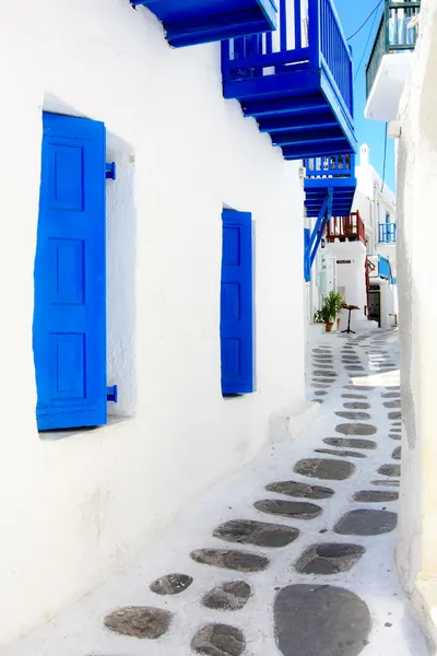 Narrow street in Mykonos — Stock Photo, Image